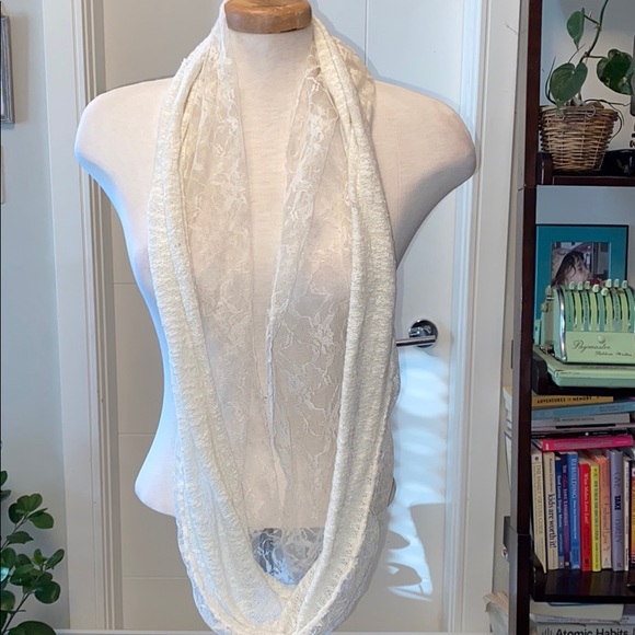 Cream coloured lace scarf - Picture 2 of 2